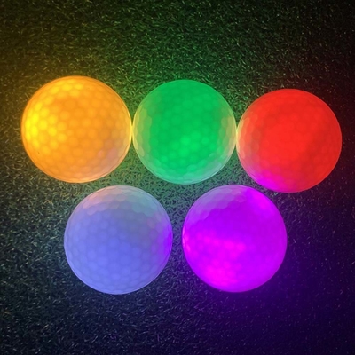 Niestandardowe błyskawiczne światła piłki golfowe Kolorowy asortyment masowy do praktyki sportowej