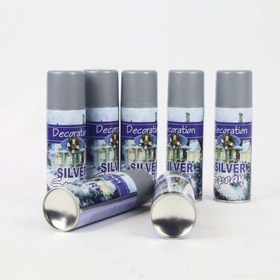 Kolorowy spray śnieżny na indyjską święto Holi Święto śniegu złoto i srebro